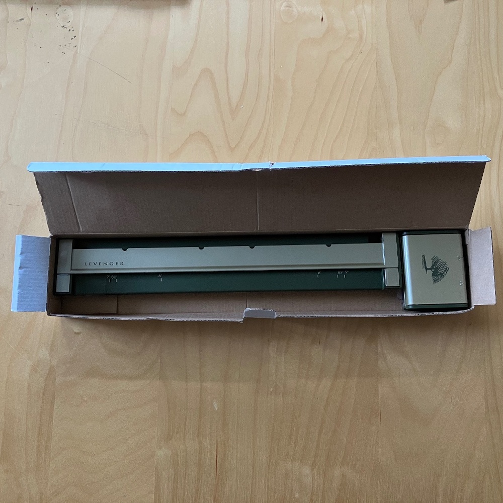 Levenger Circa Notes portable Hole-punch in it's Box